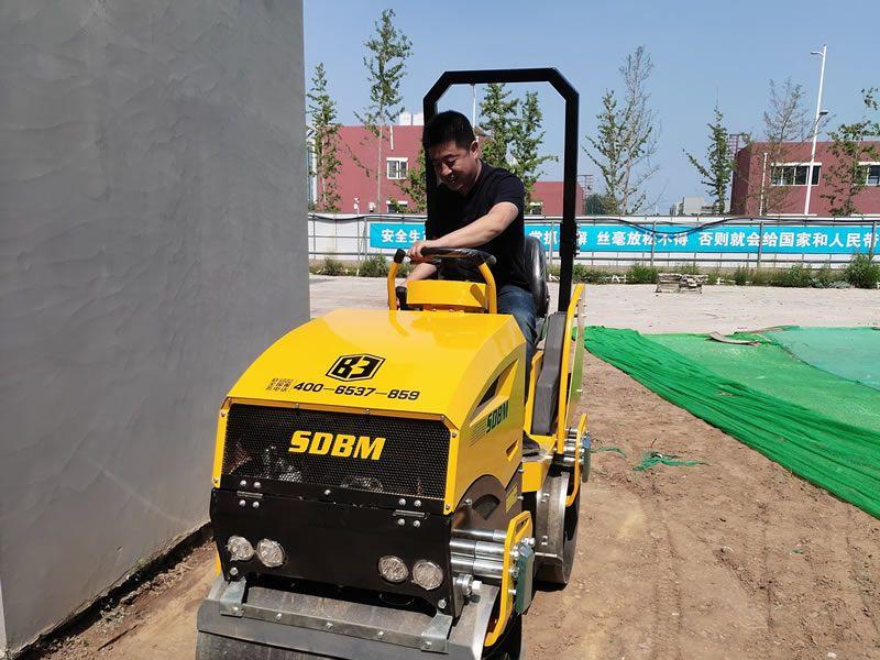 座駕振動壓路機(jī)在惡劣環(huán)境下如何工作？