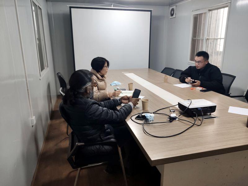 國外客戶來我廠考察，試駕奔馬小型壓路機(jī)