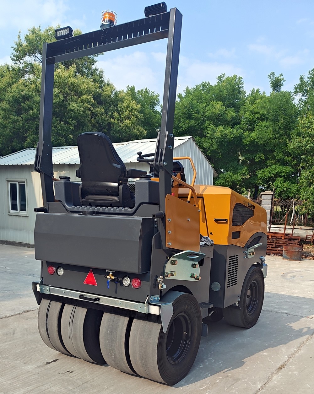 奔馬5噸小型座駕雙膠輪壓路機(jī)BM5000DQ